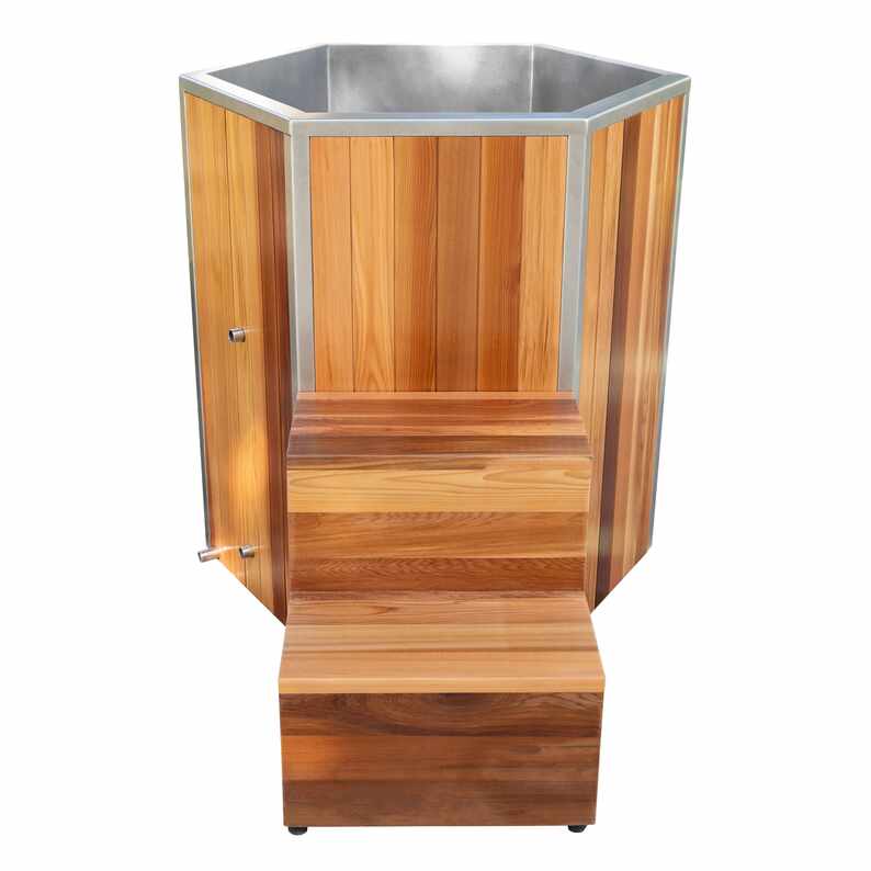 Студена вана Cedar със стъпало за достъп